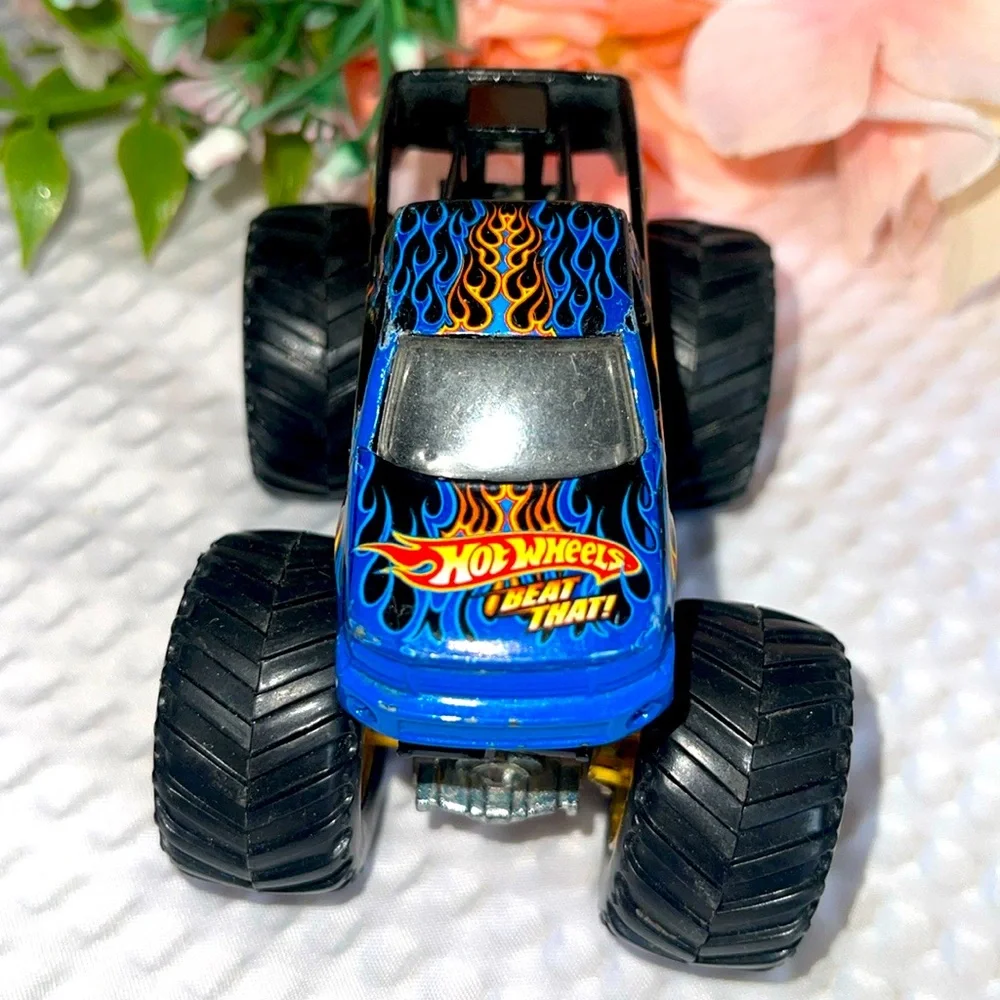 Hot Wheels "Beat That" 1:64 Monster Jam Truck Die Cast Hot Wheels Blue Flames. - Picture 1 of 4